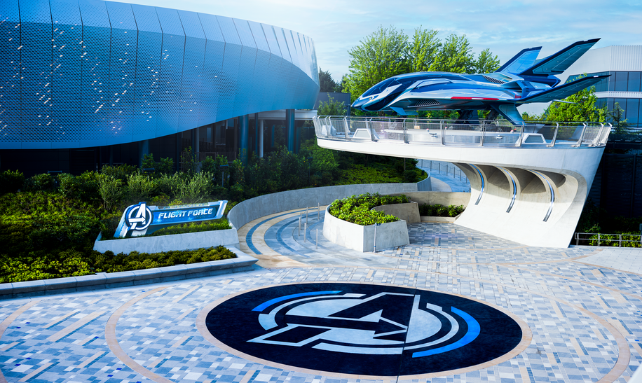 Walt Disney Studios Park Marvel Avengers Campus Quinjet und Attraktion "Avengers Assemble: Flight Force" von Oben | © 2024 MARVEL.
