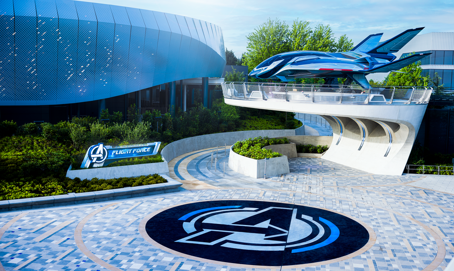 Walt Disney Studios® Park Marvel Avengers Campus Quinjet und Attraktion "Avengers Assemble: Flight Force" von Oben | © 2024 MARVEL.