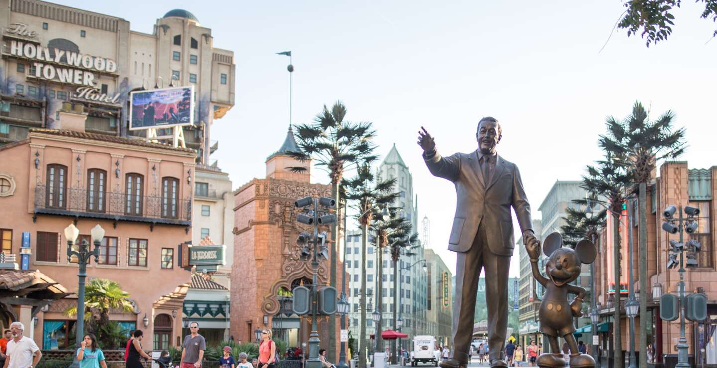 Walt Disney Studios Park Partners Statue Walt Disney und Micky Maus halten Hand, im Hintergrund die Attraktion The Twilight Zone Tower of Terror | © Disney / CBS, Inc.