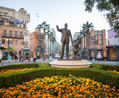 Walt Disney Studios Park Partners Statue Walt Disney und Micky Maus halten Hand, im Hintergrund die Attraktion The Twilight Zone Tower of Terror | © Disney / CBS, Inc.