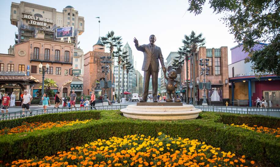 Walt Disney Studios Park Partners Statue Walt Disney und Micky Maus halten Hand, im Hintergrund die Attraktion The Twilight Zone Tower of Terror | © Disney / CBS, Inc.