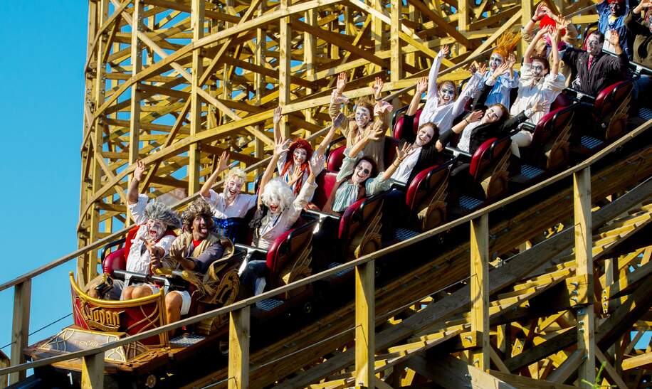 Verkleidete Menschen in der Wodan Holzachterbahn an Halloween | © Europa-Park