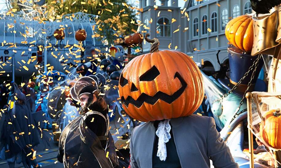Halloween Kostüme im Europa-Park bei der Parade | © Europa-Park