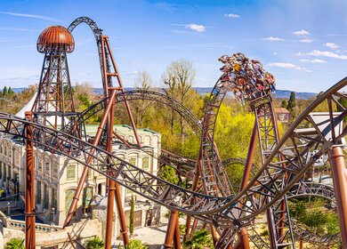 Eine Gruppe Menschen sitzt in der Achterbahn Voltron im Europa-Park | © Europa-Park