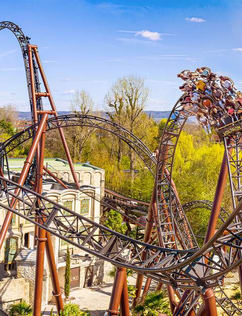Eine Gruppe Menschen sitzt in der Achterbahn Voltron im Europa-Park | © Europa-Park