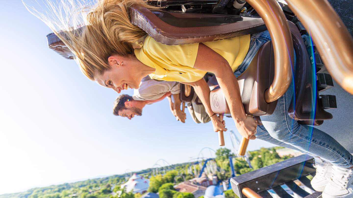 Besucher des Europa-Parks in Rust auf der Achterbahn Voltron im Themenbereich Kroatien | © Europa-Park
