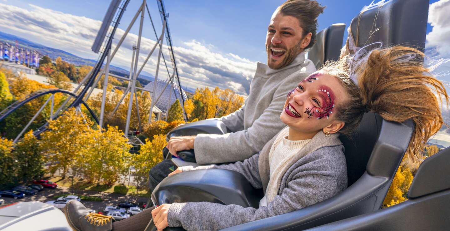 Vater und Tochter fahren zu Halloween im Silverstar | © Europa-Park