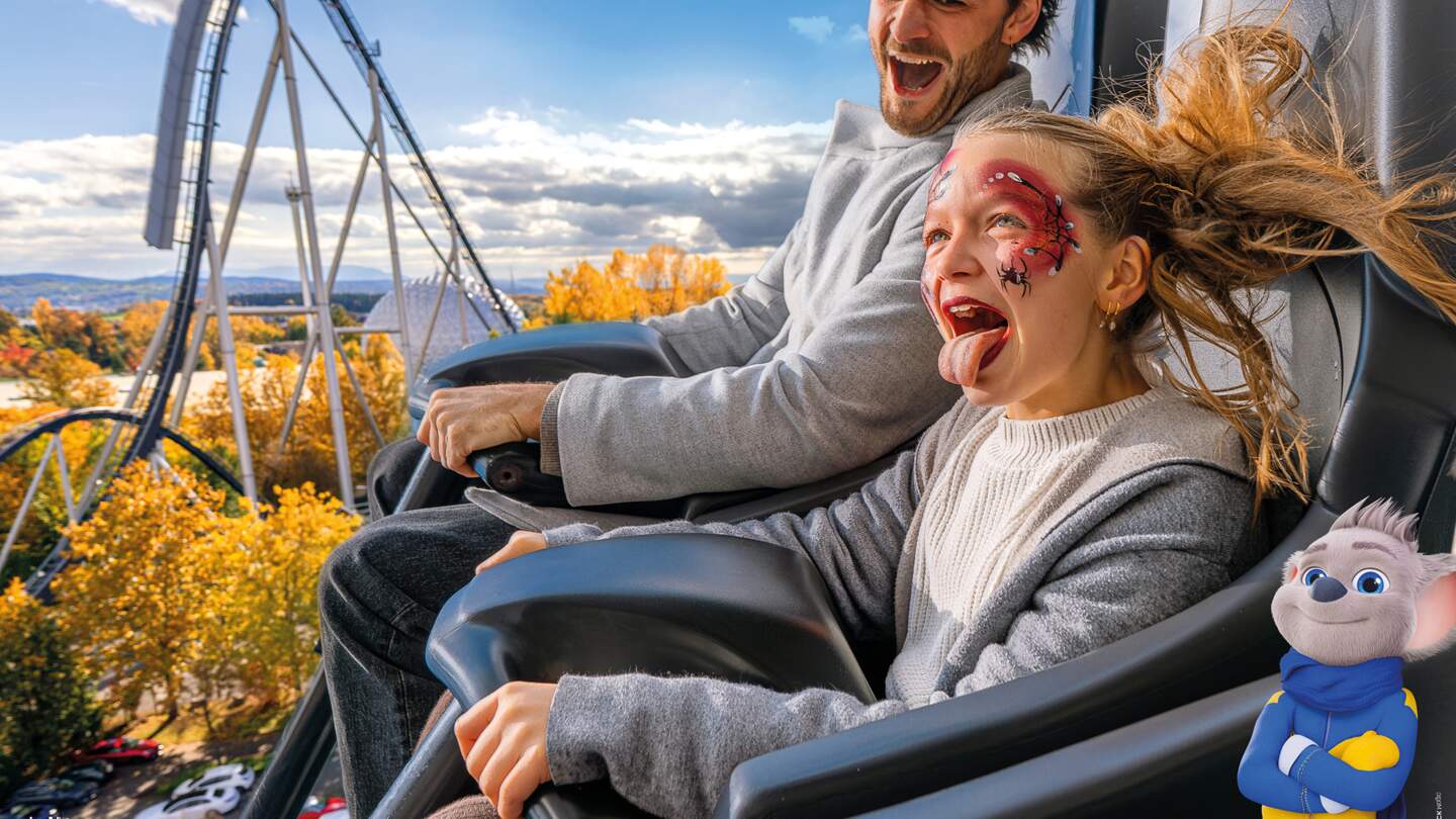 Vater und Tochter fahren zu Halloween mit dem Silverstar, einer actionreichen Achterbahn im Europa-Park | © Europa-Park