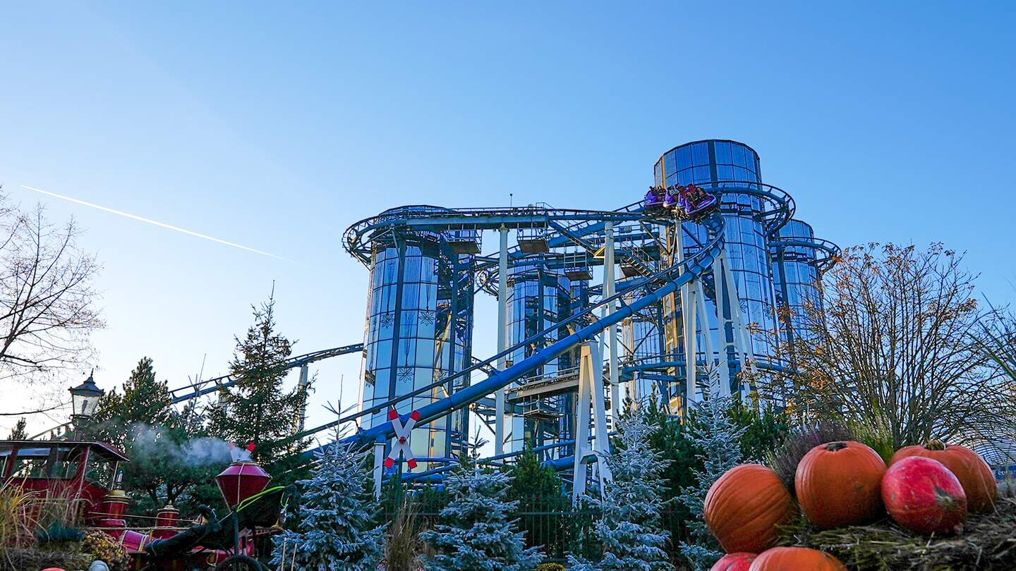 Eine Achterbahn im Europa-Park im Winter, daneben stehen orangene Kürbisse | © Europa-Park