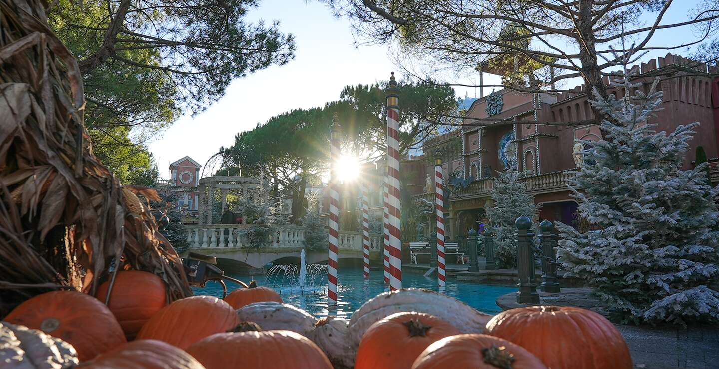 Der Euopa-Park, dekoriert im HALLOWINTER-Stil mit Kürbissen und einem Weihnachtsbaum | © Europa-Park