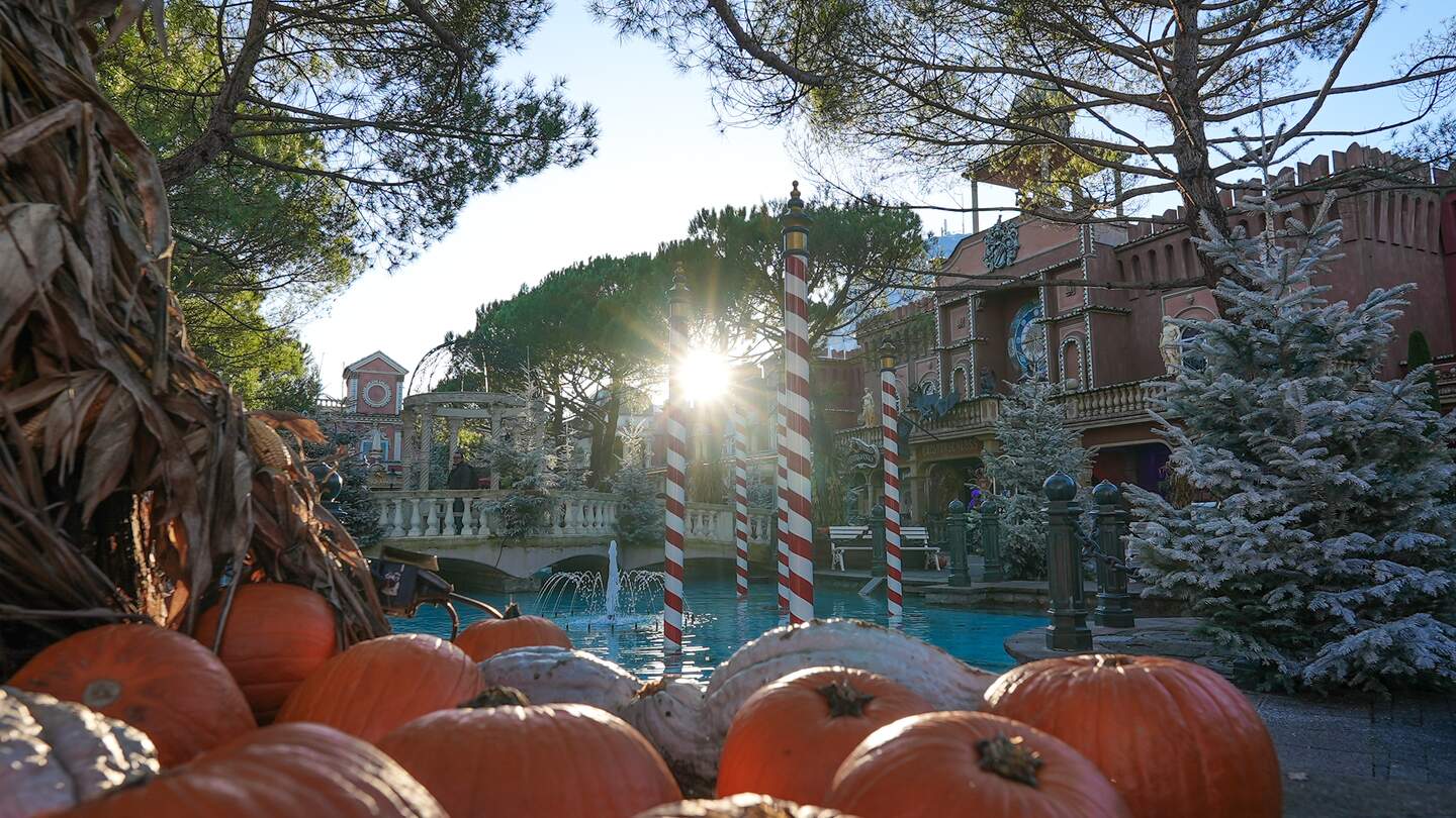Der Euopa-Park, dekoriert im HALLOWINTER-Stil mit Kürbissen und einem Weihnachtsbaum | © Europa-Park
