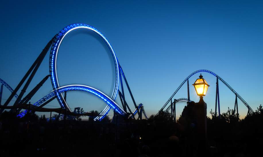 Achterbahn bei Nacht im Europapark