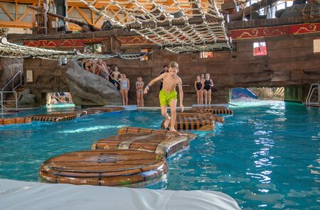 Hoppablad, ein Junge, der mit Begeisterung versucht, den Parkour im Hoppablad-Bereich von Lumålunda zu meistern. | © Europa-Park