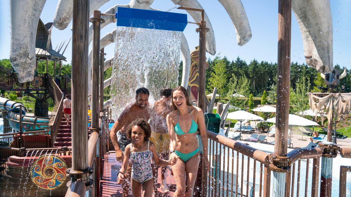 Die Familie hat Spass auf den  Wasserattraktionen im Europa-Park | © Europa-Park