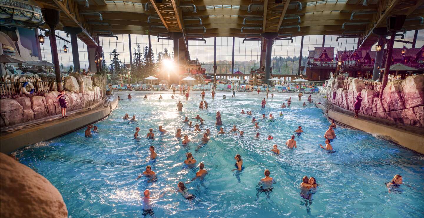 Viele Menschen geniessen die Wellen in einem grossen Indoor-Wasserpark | © Europa-Park