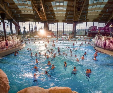 Viele Menschen geniessen die Wellen in einem grossen Indoor-Wasserpark | © Europa-Park