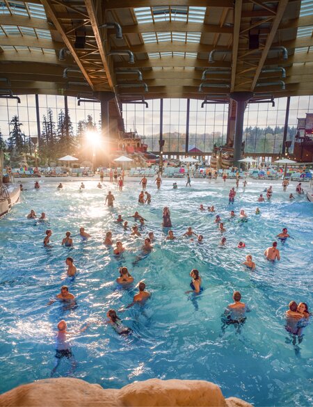 Viele Menschen geniessen die Wellen in einem grossen Indoor-Wasserpark | © Europa-Park