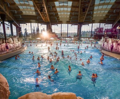 Viele Menschen geniessen die Wellen in einem grossen Indoor-Wasserpark | © Europa-Park