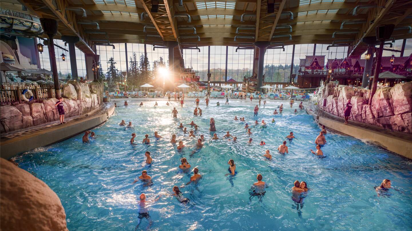 Viele Menschen geniessen die Wellen in einem grossen Indoor-Wasserpark | © Europa-Park