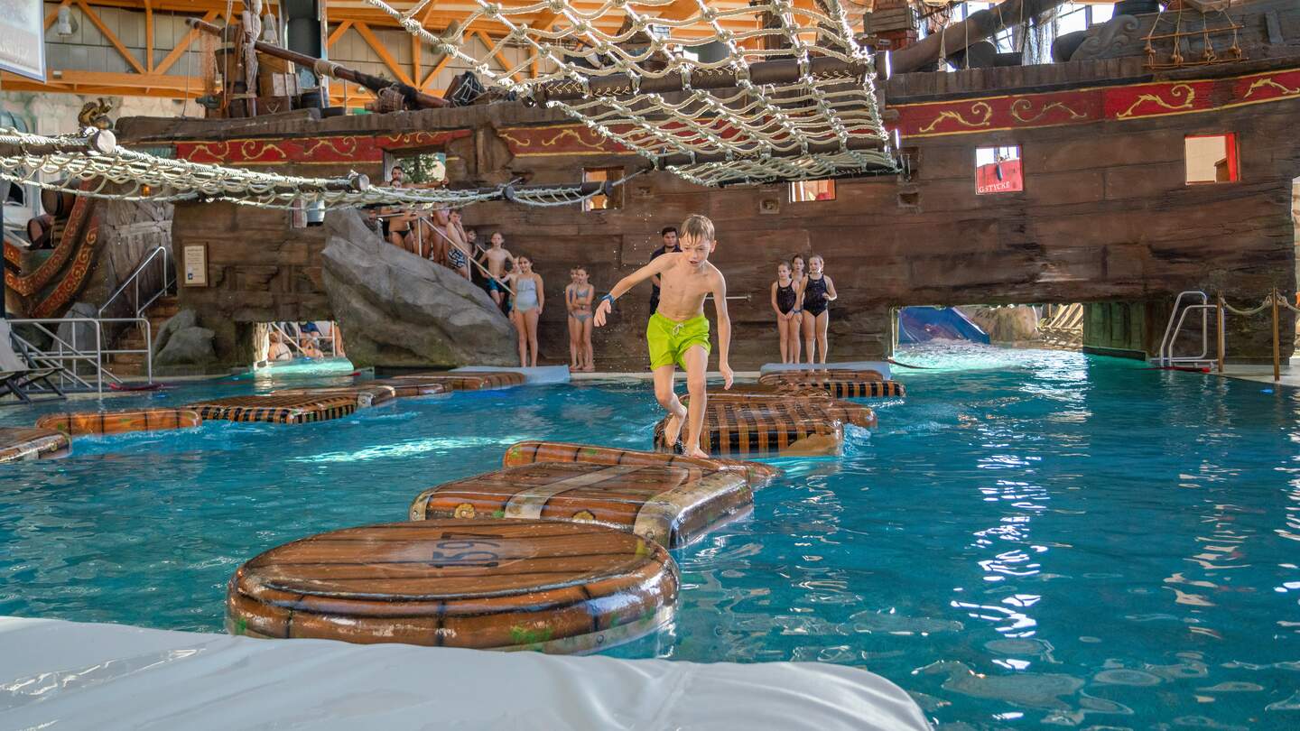 Hoppablad, ein Junge, der mit Begeisterung versucht, den Parkour im Hoppablad-Bereich von Lumålunda zu meistern. | © Europa-Park