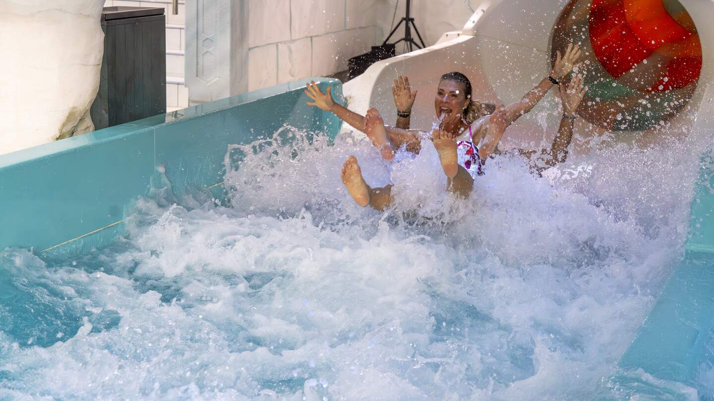 Ein Paar, das die „Två-Fall“-Rutsche hinunterrutscht und mit grosser Wucht im Pool landet | © Europa-Park