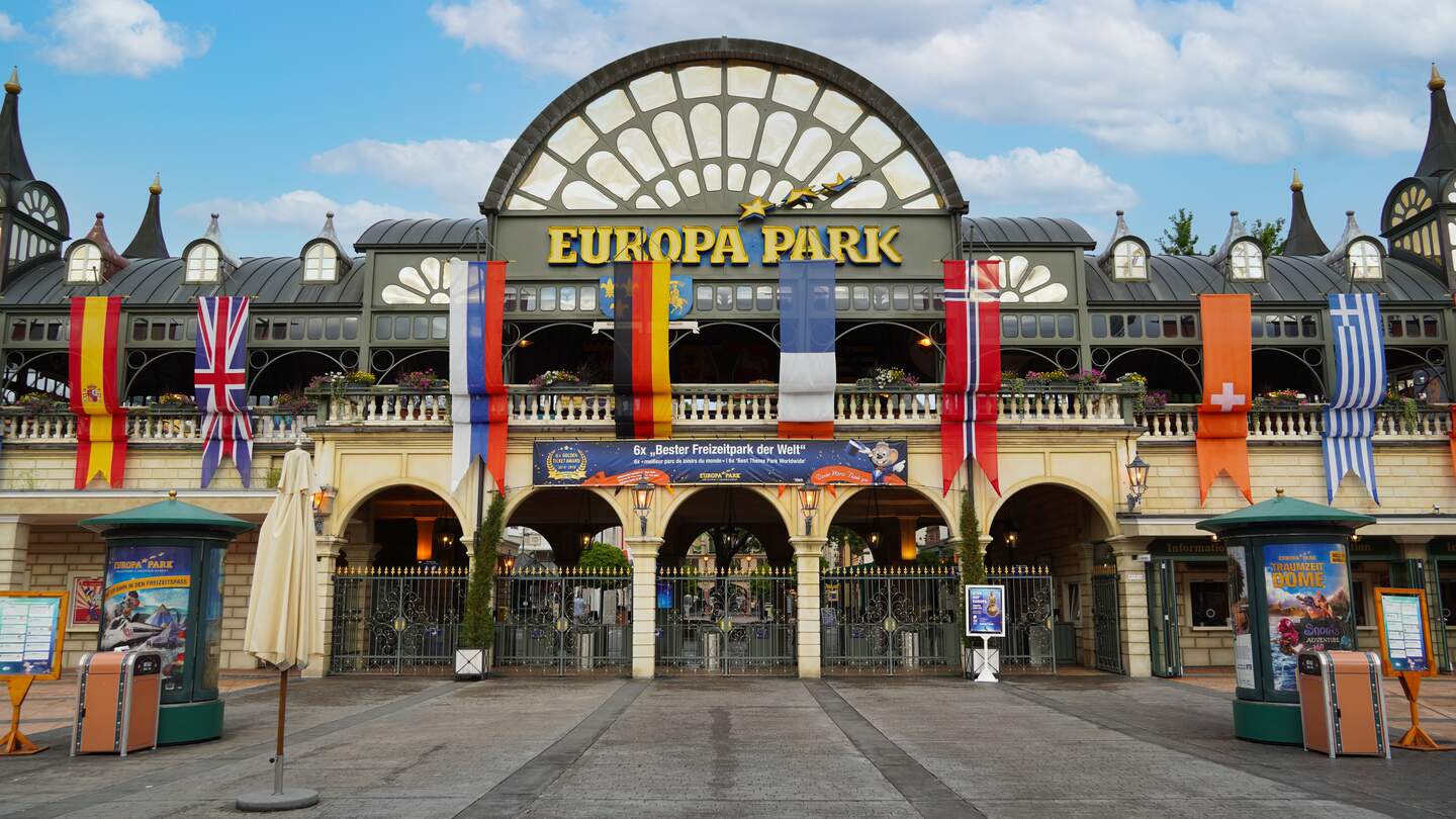 Rust, Deutschland-21. Juli: Eingangstor zum Europa-Park mit vielen Laenderflaggen geschmueckt | © Gettyimages.com/wirestock