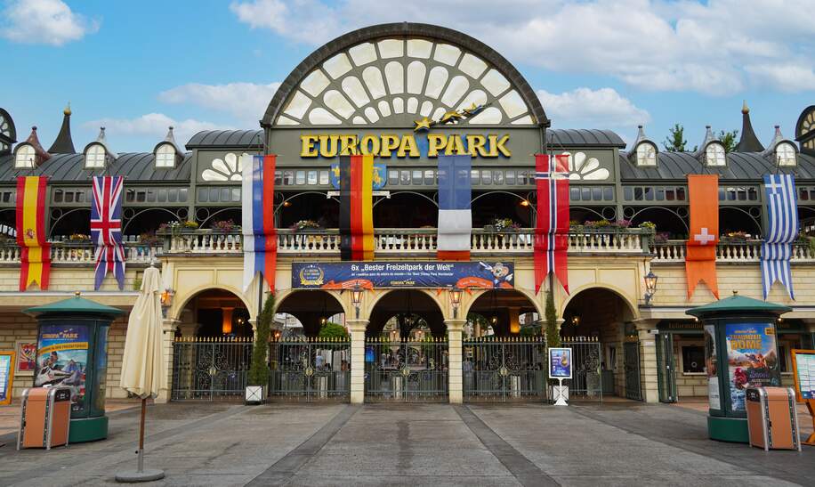 Rust, Deutschland-21. Juli: Eingangstor zum Europa-Park mit vielen Laenderflaggen geschmueckt | © Gettyimages.com/wirestock