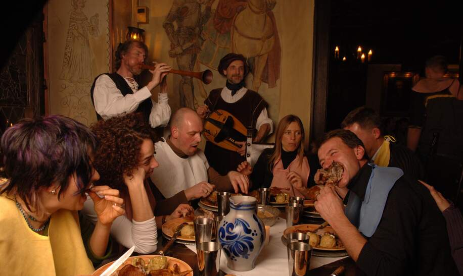 Eine Gruppe von Freunden schlemmt im Restaurant Europark | © Europa-Park