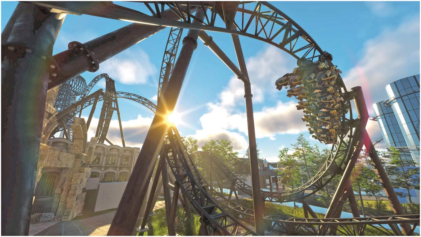Dunkle Stahlachterbahn rast in einem engen Looping durch die Sonne, umgeben von Bäumen und Gebäuden, und bietet ein dynamisches, actionreiches Fahrgefühl. | © Europa-Park