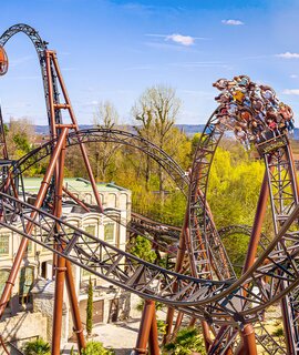 Eine Gruppe Menschen sitzt in der Achterbahn Voltron im Europa-Park | © Europa-Park