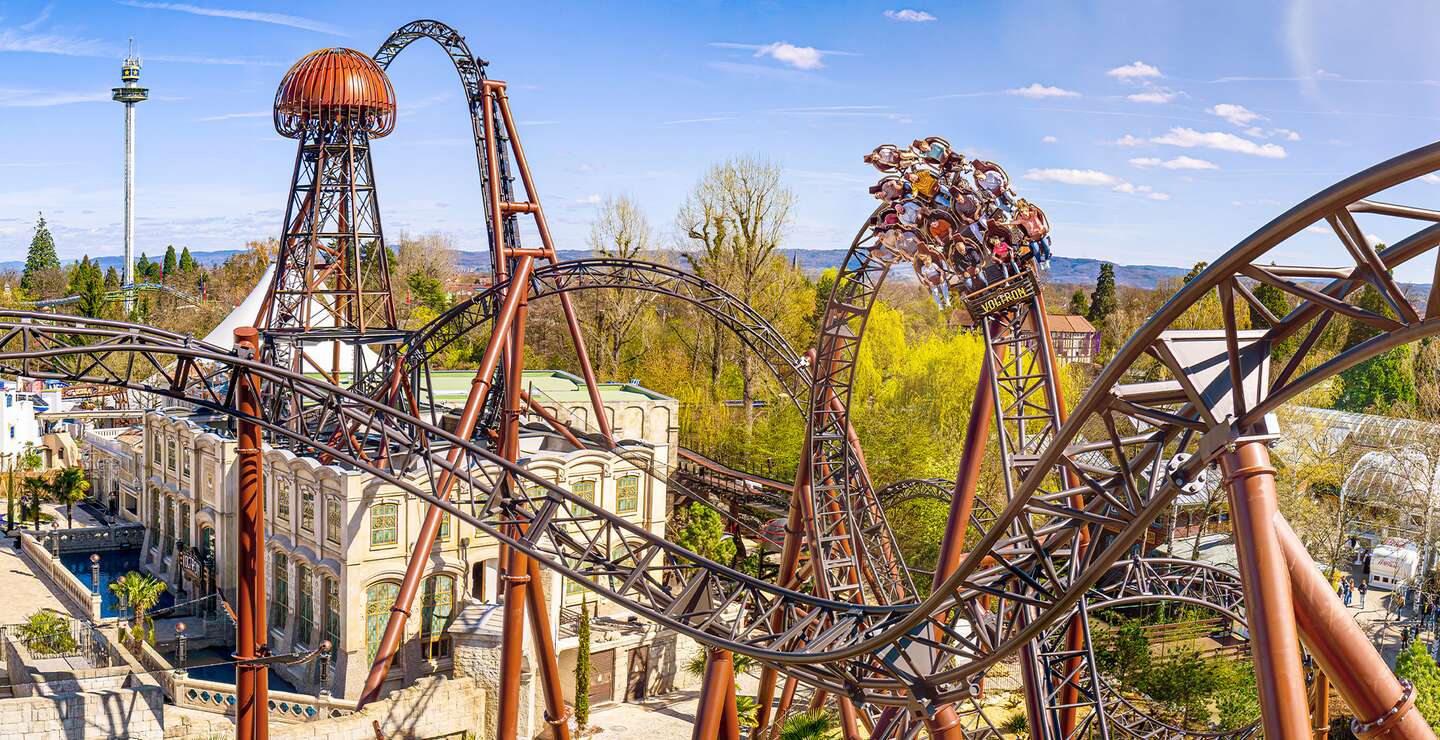 Eine Gruppe Menschen sitzt in der Achterbahn Voltron im Europa-Park | © Europa-Park