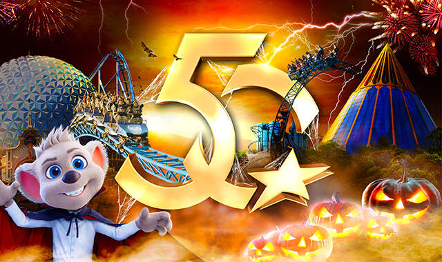 Festliche Szene mit einer großen goldenen „50“ und einem Stern in der Mitte, die auf das Jubiläum hinweisen. Links steht die lächelnde Maus Ed in weißem Hemd mit Vampirumhang. Im Hintergrund sind eine Achterbahn, Feuerwerk und leuchtende Kürbisse zu sehen | © Europa-Park