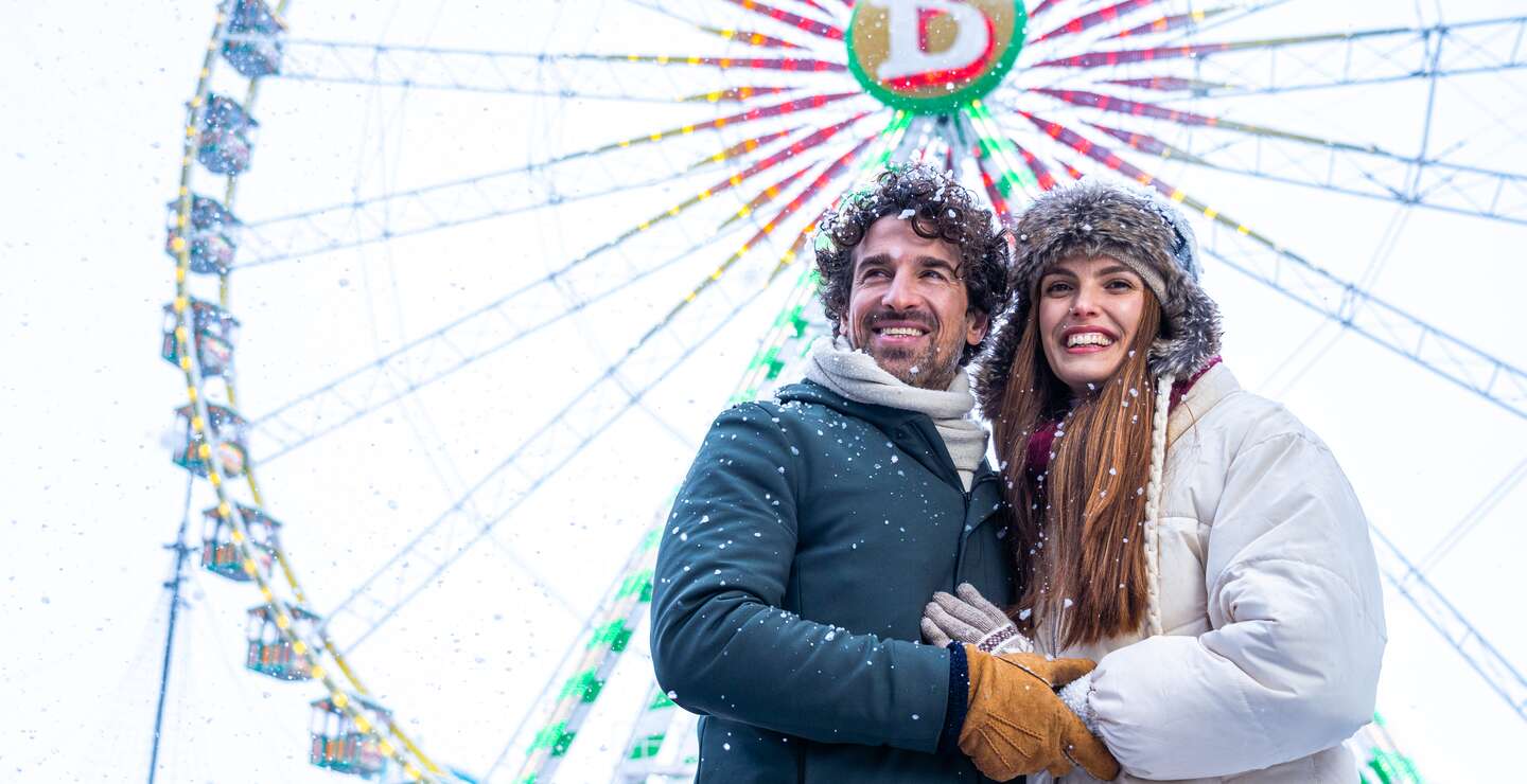 Europa-Park Themenbereich Portugal Paar vor Riesenrad  | © Europa-Park
