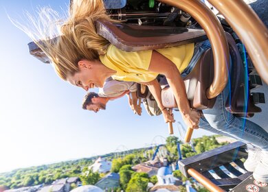 Besucher des Europa-Parks in Rust auf der Achterbahn Voltron im Themenbereich Kroatien | © Europa-Park