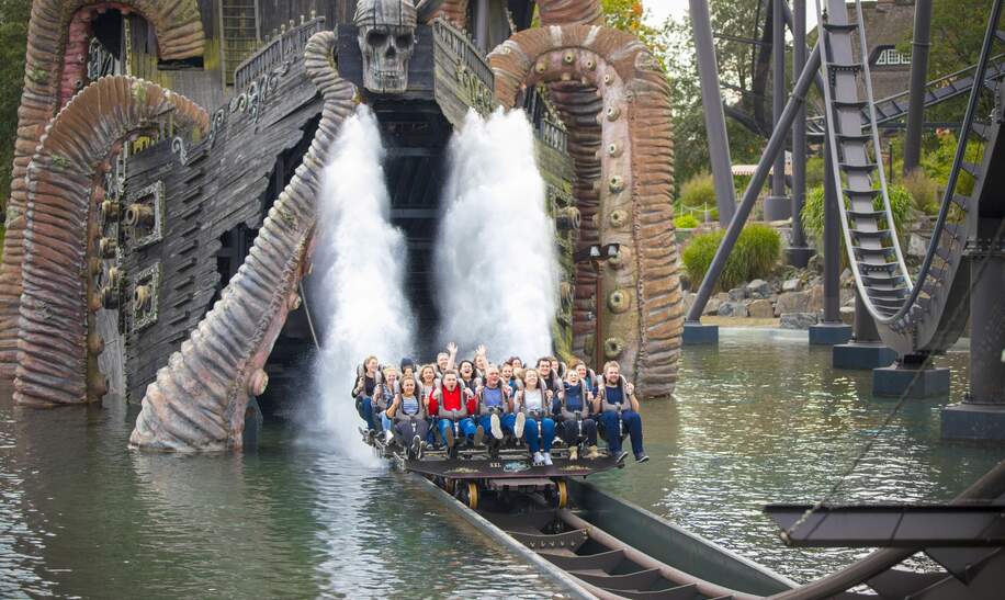  Passagiere gleiten durch lebhafte Kurven und erfrischende Wasserfaelle | © Heide-Park