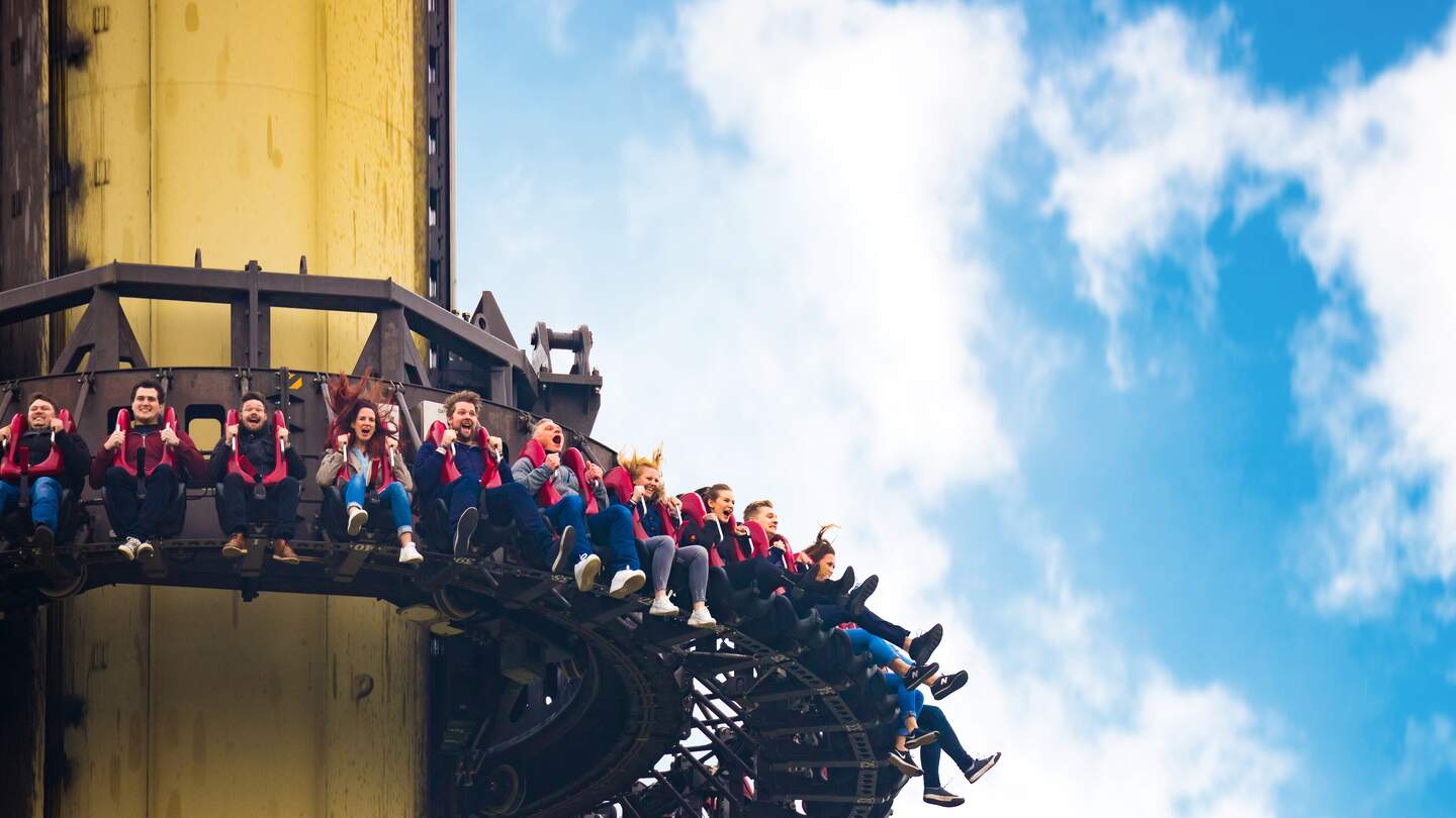 beeindruckender Freifallturm, bei dem Besucher aus schwindelerregender Hoehe in die Tiefe stuerzen | © Heide Park