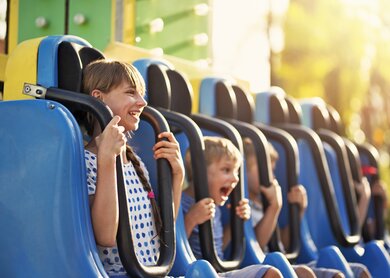 Kinder strahlend in einem Freefalltower | © gettyimages.com/Imgorthand