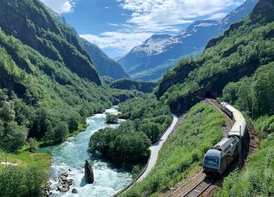 Flamsbahn am Fluss und gruenen Bergen | © MortenRakke