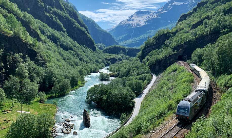 Flamsbahn am Fluss und gruenen Bergen | © MortenRakke