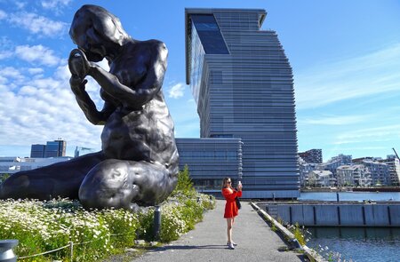 Frau in rotem Kleid vor dem MUNCH Museum in Oslo