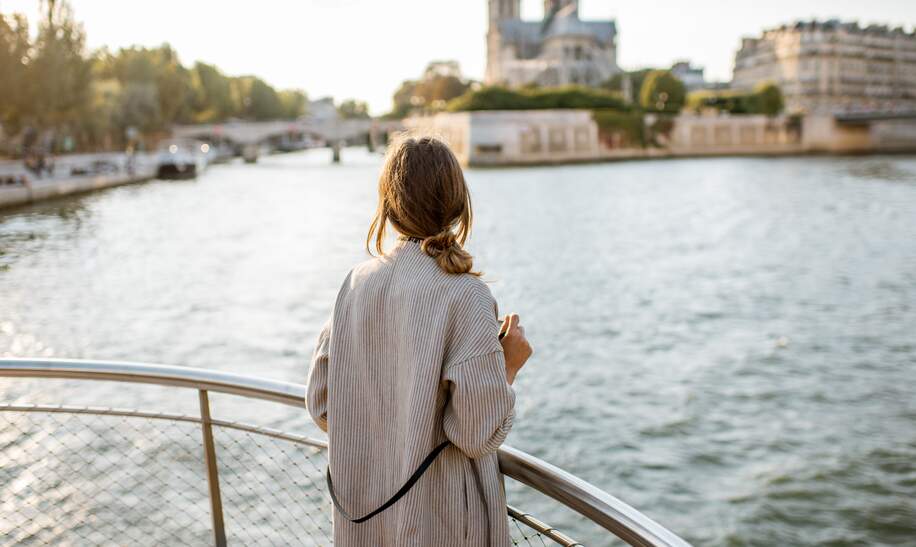 Fluss_Schiff_Passagiere_Paris_Aussicht | © Gettyimages.com/RossHelen