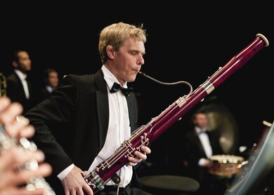 Ein junger Fagottspieler aus einem Orchester bei einem Auftritt  | © Gettyimages.com/photo_concepts