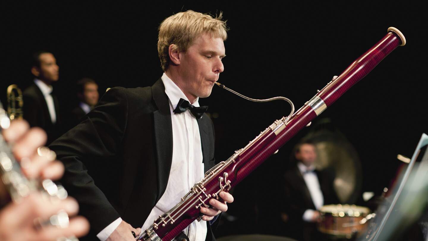 Ein junger Fagottspieler aus einem Orchester bei einem Auftritt  | © Gettyimages.com/photo_concepts