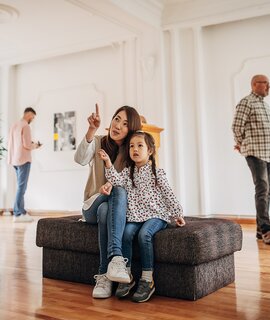 Vielfaeltige Besuchergruppe in der Galerie fuer moderne Kunst, die Gemaelde betrachtet. Mutter brachte ihre Tochter mit. Mutter und Tochter in der Kunstgalerie | © Gettyimages.com/South_agency