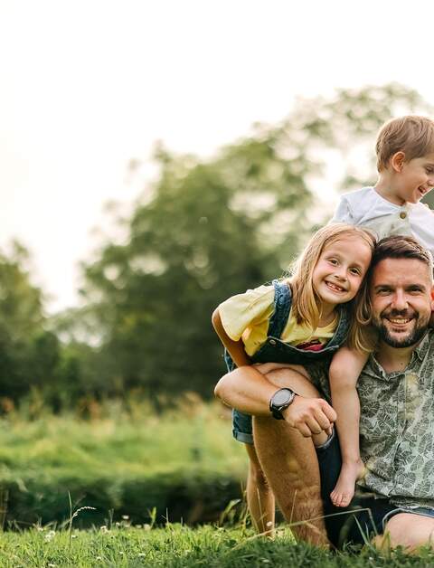Familie mt 2 Kindern im Wald  | © Gettyimages.com/StefaNikolic