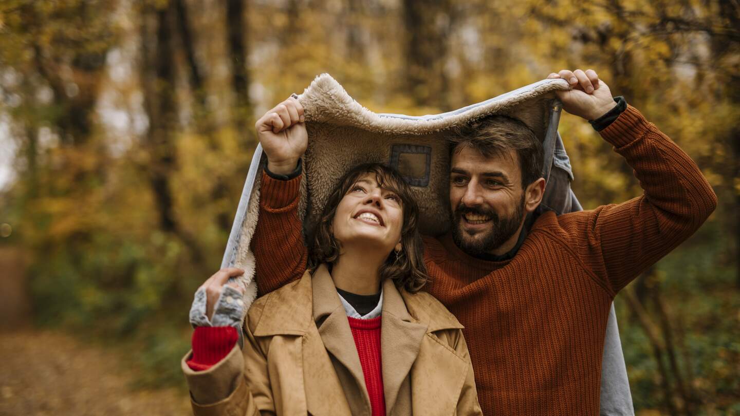 Paar bei einem Herbstsparziergang im Stadtpark | © GettyImages.com/Studio4