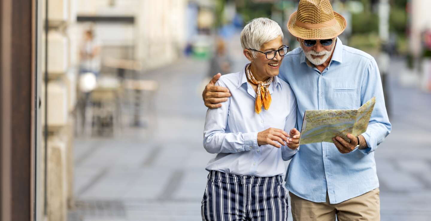 Älterer Mann und seine Frau wandern mit der Touristenkarte durch die Stadt | © GettyImages.com/BrankoPhoto