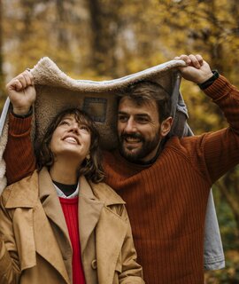 Paar bei einem Herbstsparziergang im Stadtpark | © GettyImages.com/Studio4