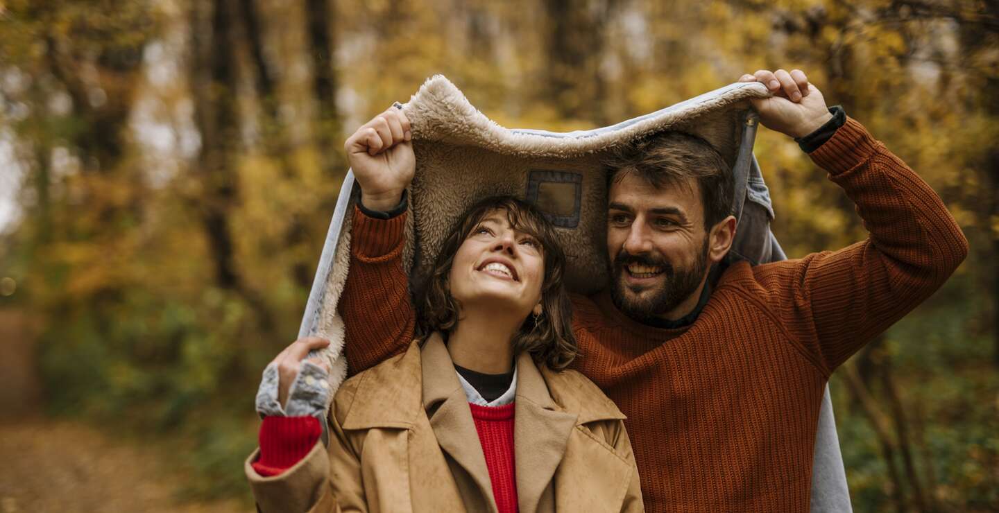 Paar bei einem Herbstsparziergang im Stadtpark | © GettyImages.com/Studio4