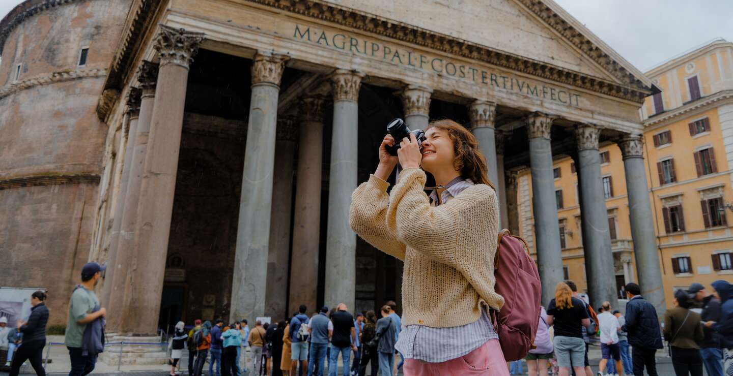 Frau fotografiert mit Kamera in der Nähe des Pantheons in Rom | © gettyimages.com/Oleh Slobodenjuk